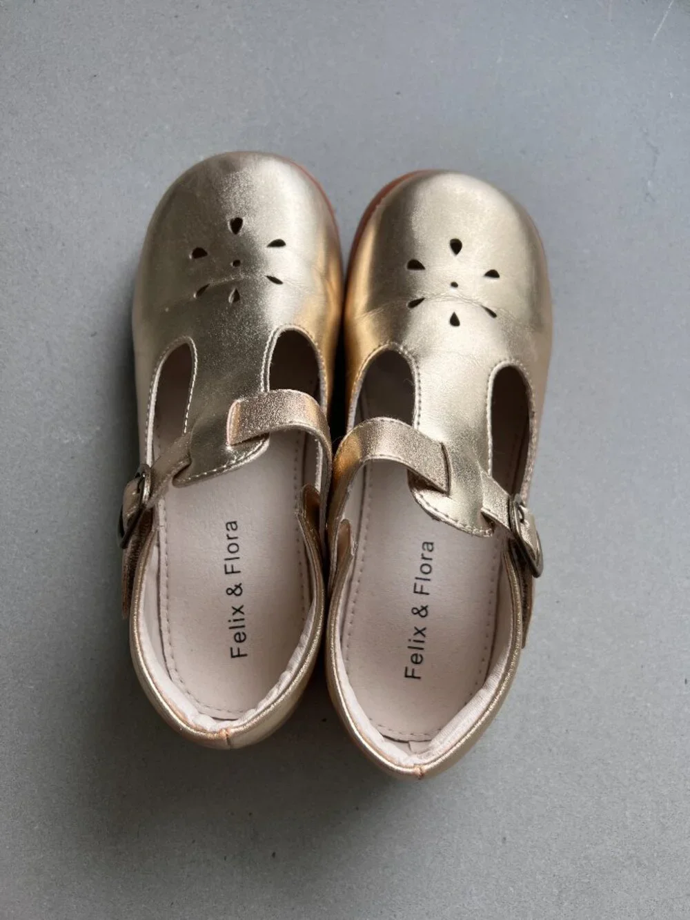 Felix & Flora Girls Size 1 Gold Metallic Mary Jane Dress Shoes Buckle Strap